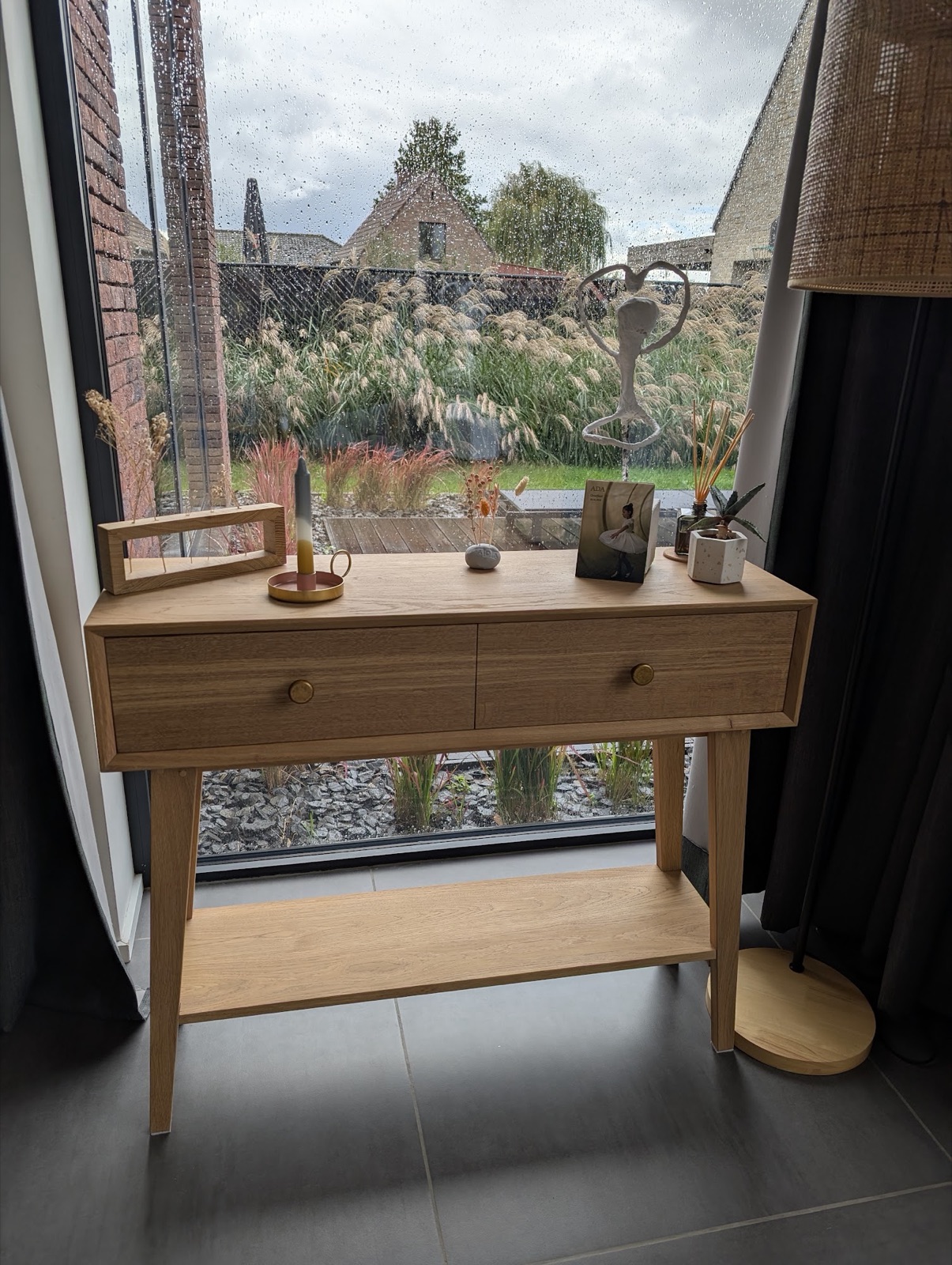 Houten wandtafel met twee lades voor een raam